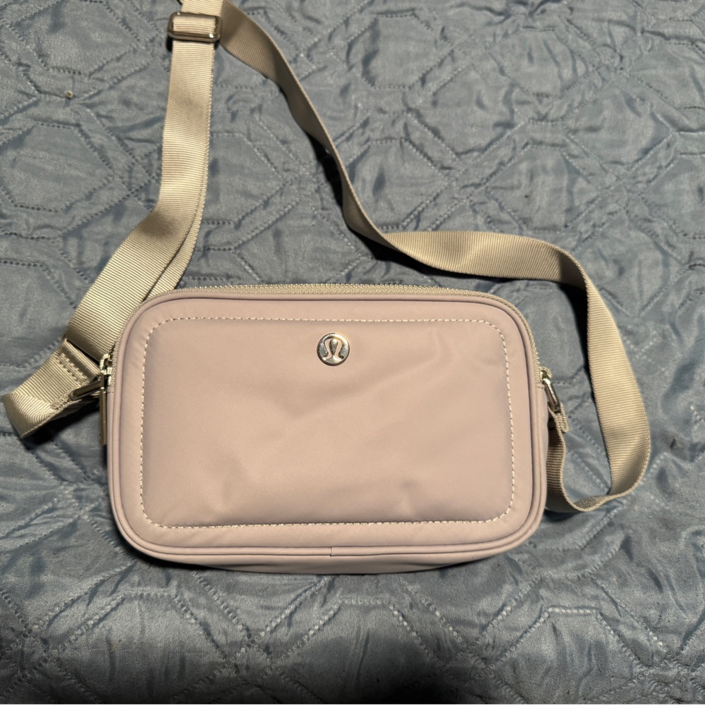 Lululemon 2L Camera Bag in Silver Drop